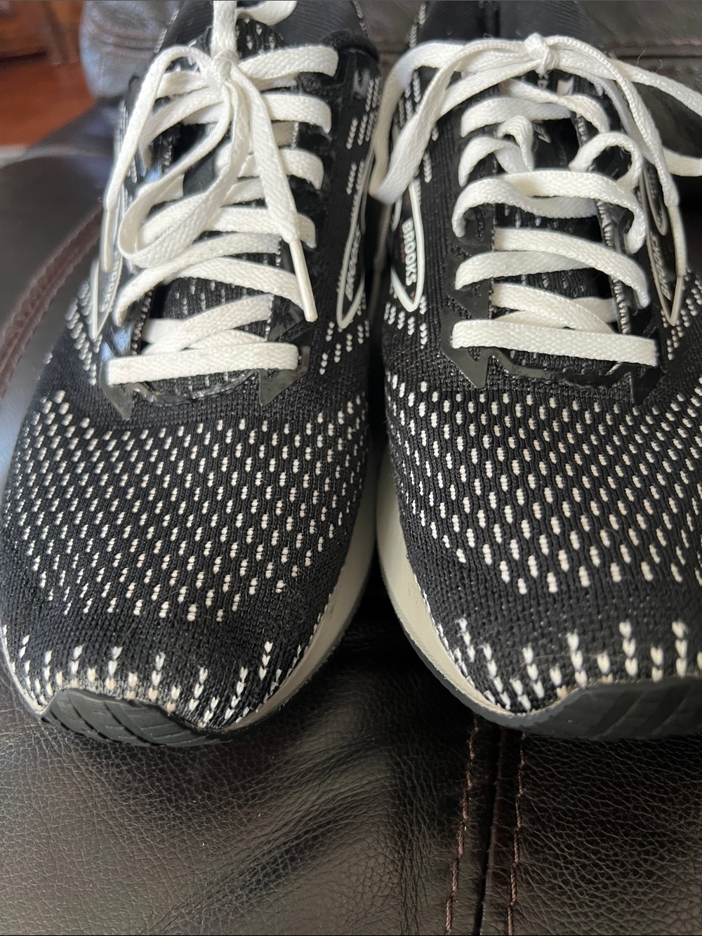 Brooks Black and White Athletic Running Shoes size 9 - Picture 3 of 9